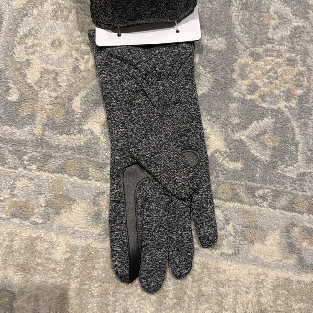Isotoner touchscreen compatible gloves - Picture 2 of 3